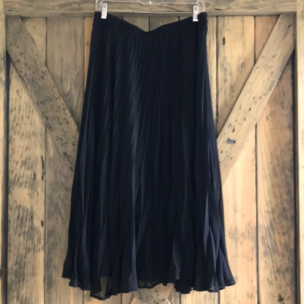 Black pleated skirt